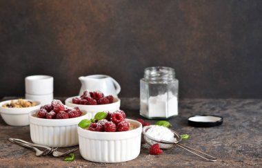 Cheesecake - ahududu ile klasik tatlı peynir krem. 