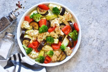 Birçok farklı sebze ve baharat fırında pişmiş. 