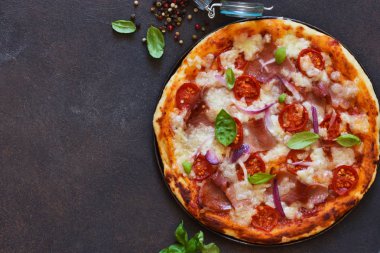 Domates soslu klasik pizza, salam ve prosciutto