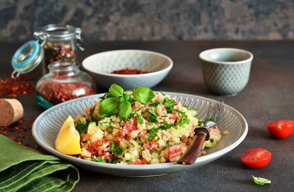 Tabule-hagyományos keleti saláta zöldségekkel, petrezselyemmel — Stock Fotó