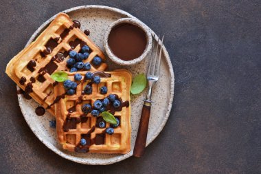 Çikolata sosu ve blueberri ile kahvaltı için Belçika waffle