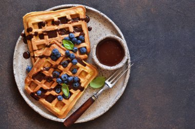 Çikolata soslu kahvaltıda Belçika waffle'ları 