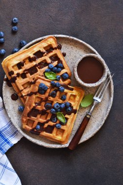 Çikolata soslu kahvaltıda Belçika waffle'ları 