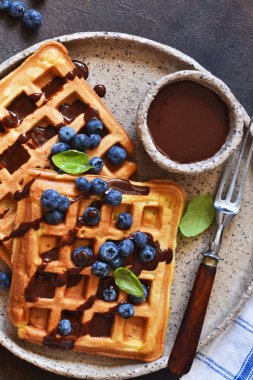 Çikolata sosu ve blueberri ile kahvaltı için Belçika waffle