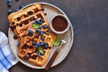 Çikolata soslu kahvaltıda Belçika waffle'ları