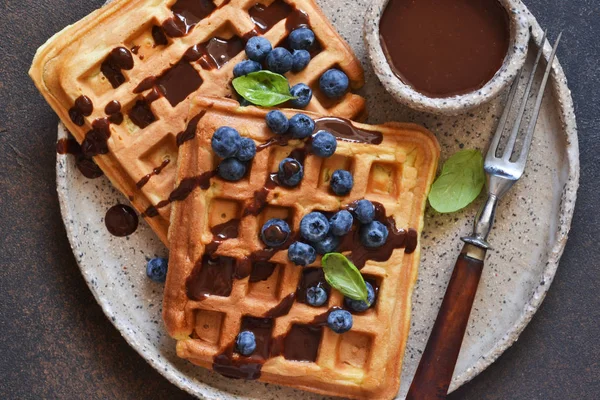 Belgische Waffeln zum Frühstück mit Schokoladensoße — Stockfoto