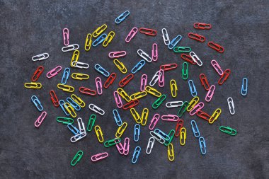 Siyah arka plan üzerinde çok renkli ataş seti.