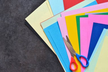 Uygulamaya hazır: kağıt, tutkal, makas. Dekorasyon.