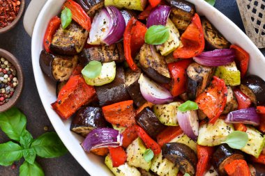 Fırında Közlenmiş Sebzeler: kabak, patlıcan, domates, kırmızı biber. 