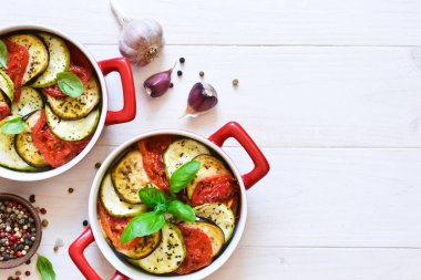 Köy yemeği - zeytinyağlı ve baharatlı pişmiş sebzeler. 