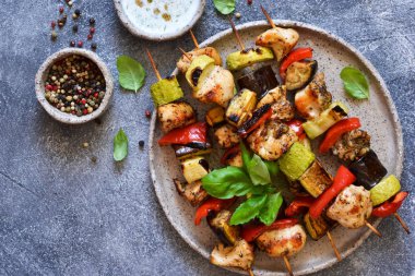 Barbekü tavuk şiş sebzeli üzerinde 