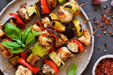 Barbekü tavuk şiş sebzeli üzerinde 