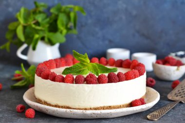 Bir taş arka planda ahududu ile vanilya cheesecake. 