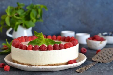 Bir taş arka plan üzerinde ahududu ile Vanilyalı cheesecake. Yeni Y