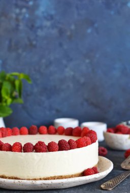 Bir taş arka plan üzerinde ahududu ile Vanilyalı cheesecake. Yeni Y