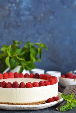 Bir taş arka plan üzerinde ahududu ile Vanilyalı cheesecake. Yeni Y