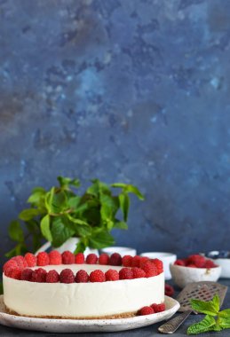 Bir taş arka plan üzerinde ahududu ile Vanilyalı cheesecake. Yeni Y