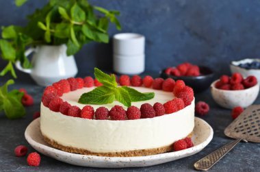 Bir taş arka plan üzerinde ahududu ile Vanilyalı cheesecake. Yeni Y