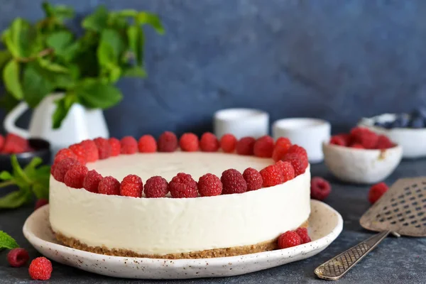 Bir taş arka plan üzerinde ahududu ile Vanilyalı cheesecake. Yeni Y