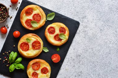 Domates ve peynirli mini turta. Sebze ve sa ile Quiche