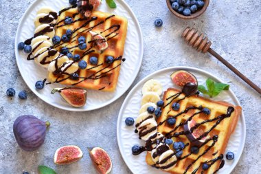 Şeftali ve çilek ile çikolata soslu Vanilyalı waffle 