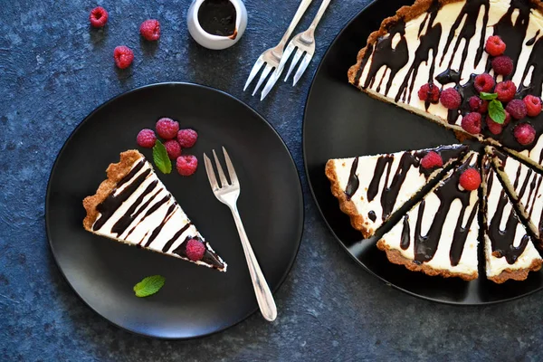 Torta alla vaniglia fatta in casa con salsa di cioccolato e bacche — Foto Stock