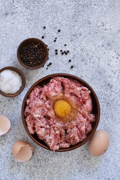 Procédé de cuisson viande hachée aux épices et aux œufs — Photo