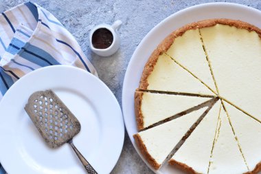 Beyaz tabakta klasik New York peynirli keki. 