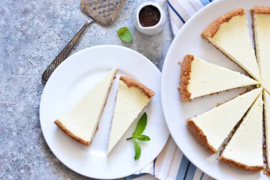 Beyaz tabakta klasik New York peynirli keki. 