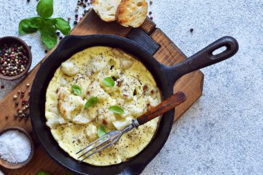 Beton arka planda tavada sebzeli omlet.. 