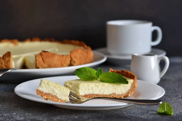Fetta di torta di formaggio su un piatto bianco. Primo piano — Foto Stock