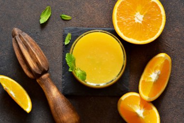 Portakal suyu, portakal suyu ve meyve sıkacağı.. 