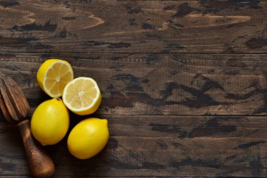 Limon ve taş zemin üzerine meyve sıkacağı. Kopya alanı ile Üstten Görünüm.