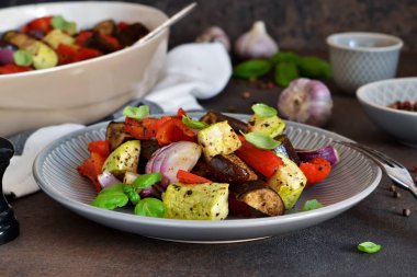 Fırında Közlenmiş Sebzeler: kabak, patlıcan, domates, kırmızı biber. 