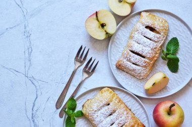Mutfak masasında elmalı ve tarçınlı börekler.. 