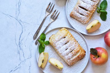 Mutfak masasında elmalı ve tarçınlı börekler.. 