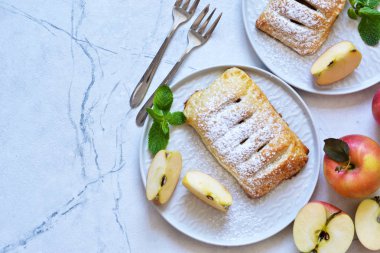 Mutfak masasında elmalı ve tarçınlı börekler.. 