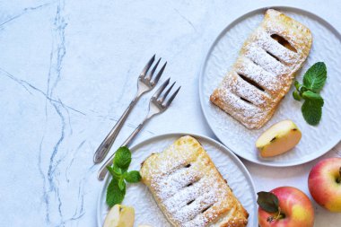 Mutfak masasında elmalı ve tarçınlı börekler.. 