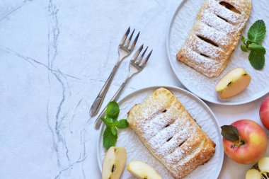 Mutfak masasında elmalı ve tarçınlı börekler.. 