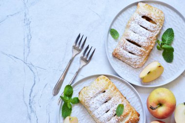 Mutfak masasında elmalı ve tarçınlı börekler.. 