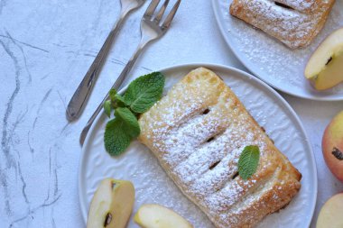 Mutfak masasında elmalı ve tarçınlı börekler.. 