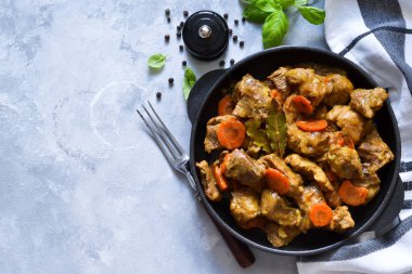 Beton bir zeminde baharatlı güveç.. 