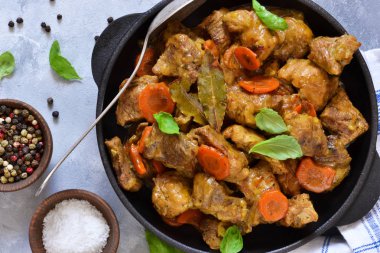 Beton bir zeminde baharatlı güveç..