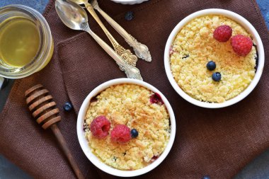 Böğürtlen, bal ve badem ezmesi. Yukarıdan görüntüle.