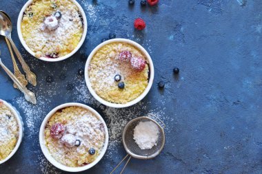 Mutfak masasında çilekli vanilyalı cheesecake..