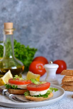 Yemek vakti! Domatesli sandviç ve mozzarella. 