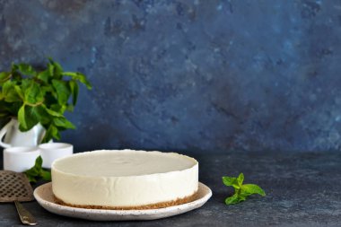 Taş zeminde vanilyalı cheesecake. New York peynirli keki..