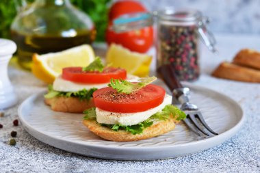 Yemek vakti! Mutfakta domatesli sandviç ve mozzarella.