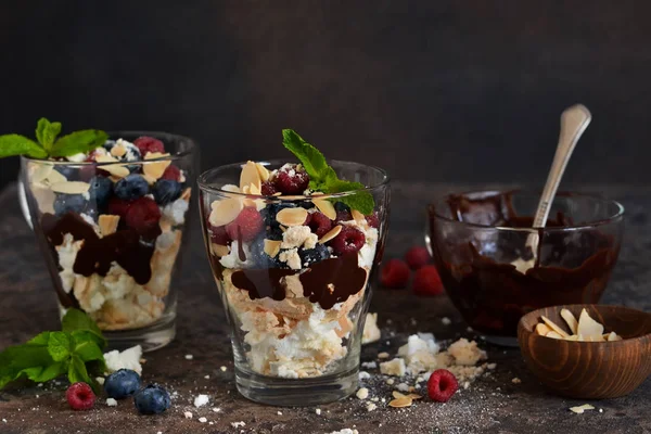 Десерт у склянці з шоколадом, зливами та ягодами на день — стокове фото
