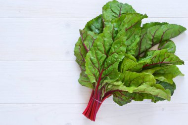 Beton bir arka planda pancar kökünün taze, ham yaprakları..